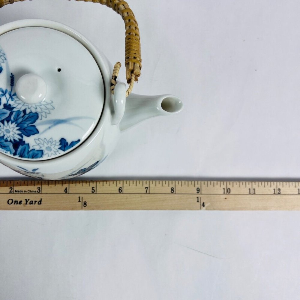 Japanese Dobin Floral Arita-yaki Porcelain Debeso Blue White Teapot - Picture 5 of 7